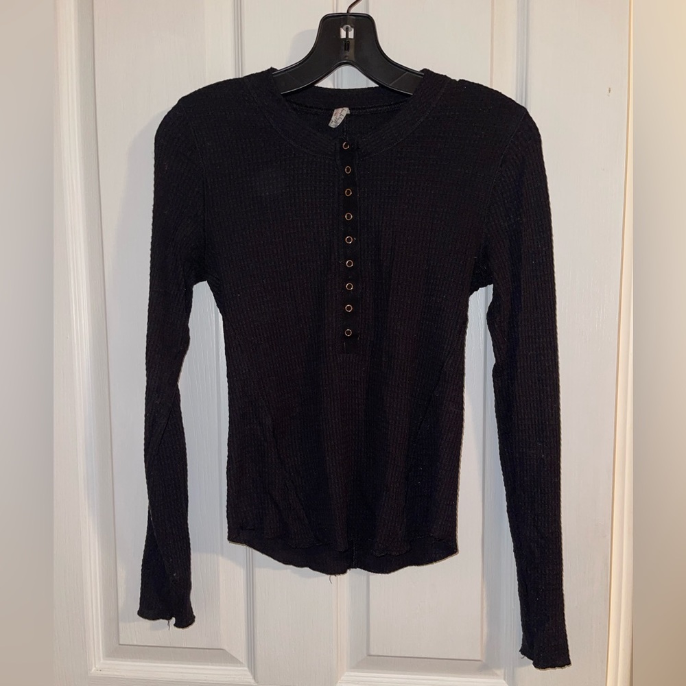 Black M waffle knit Henley with buttons